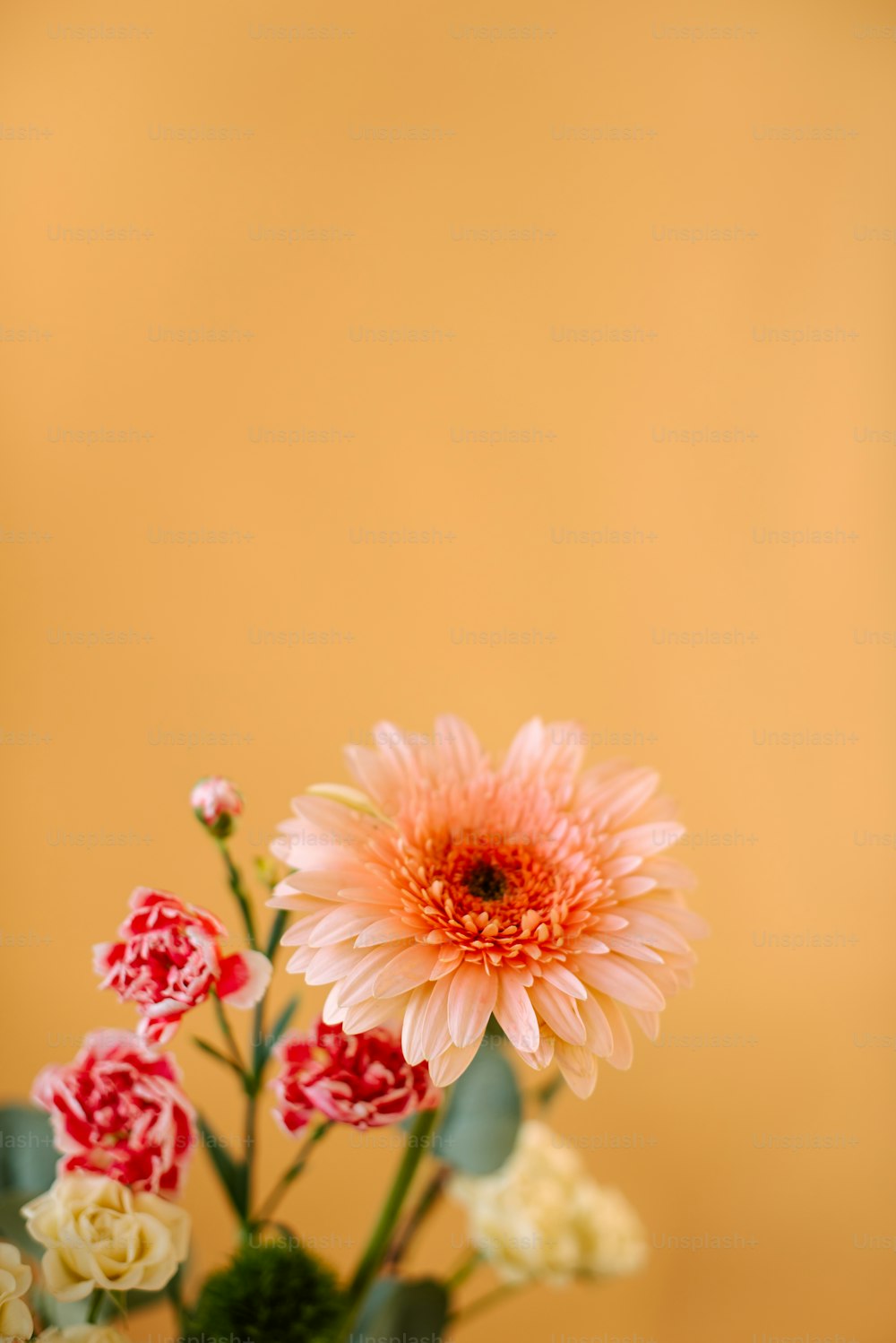 un vaso pieno di fiori in cima a un tavolo