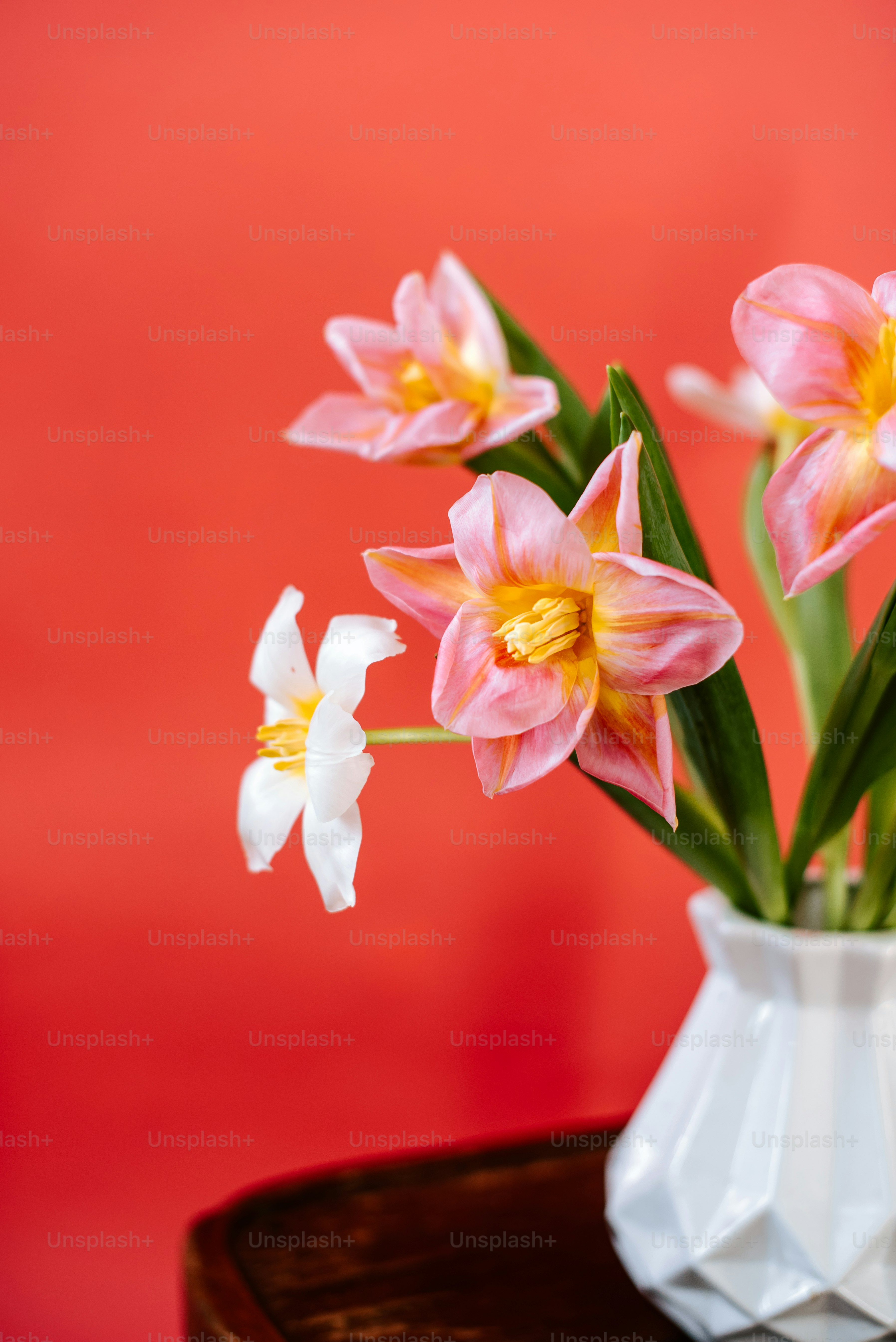 10 Spring Floral Arrangement Ideas to Brighten Your Living Room