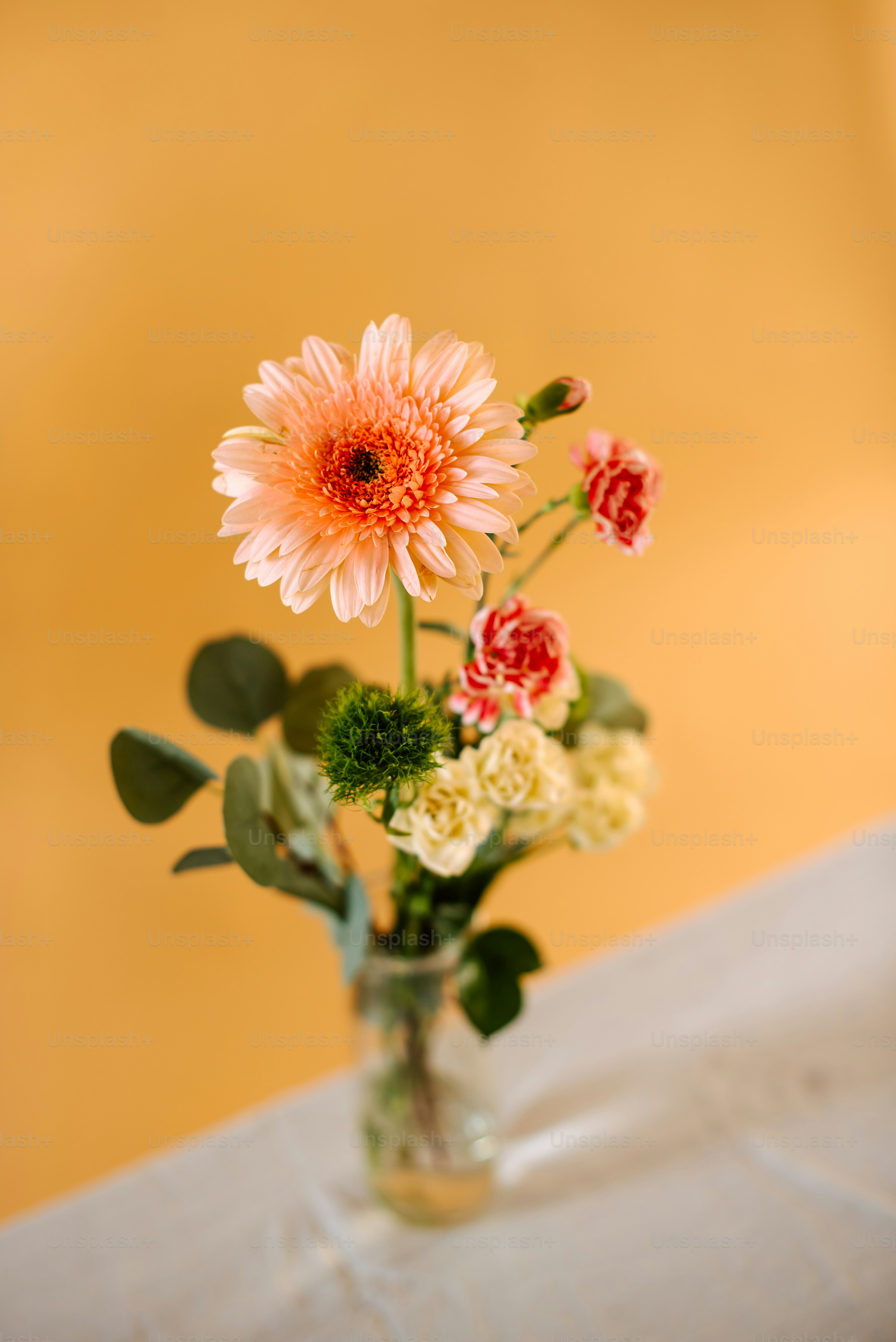 un vase rempli de fleurs sur une table