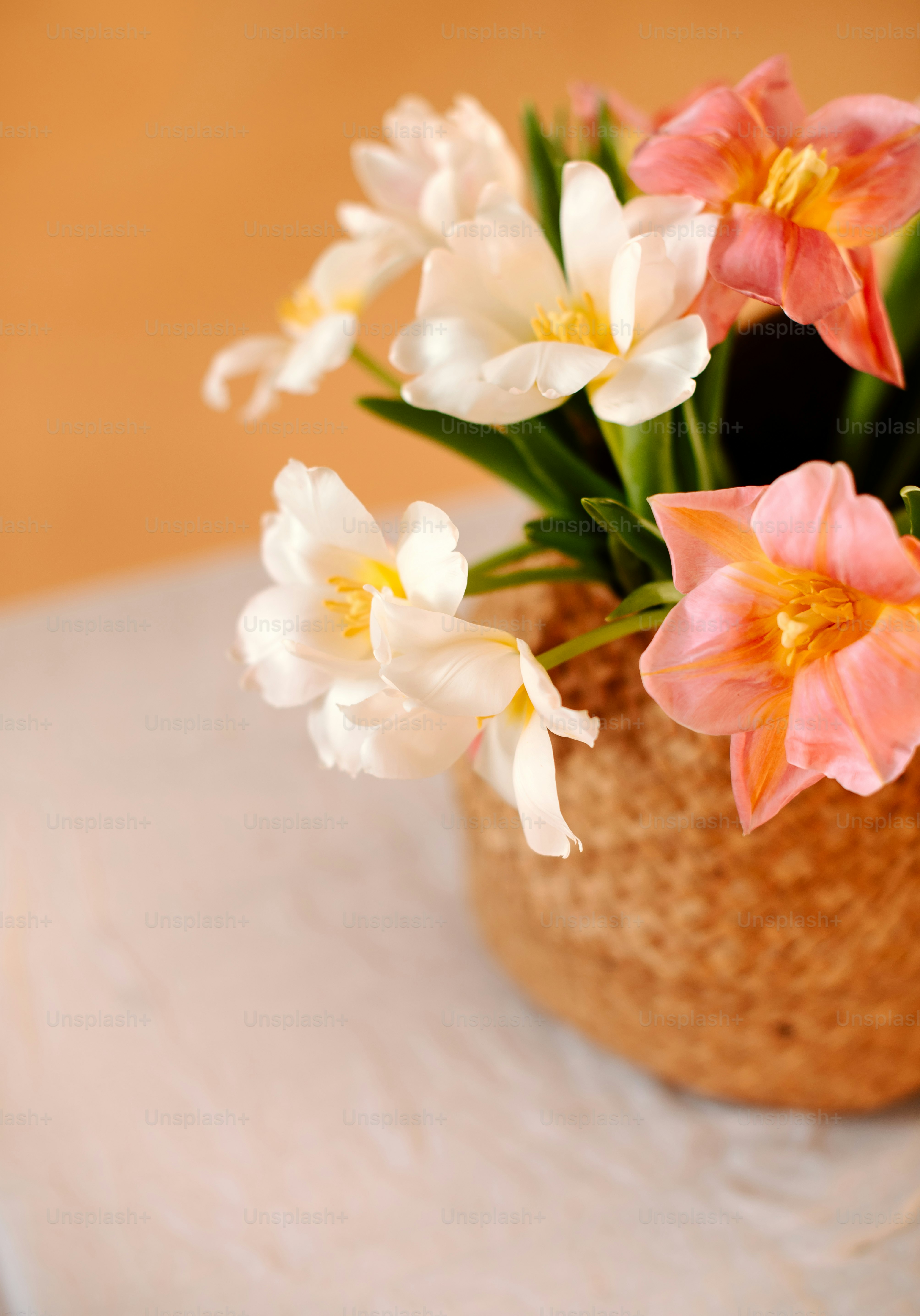 Eine Nahaufnahme von Blumen in einer Vase auf einem Tisch