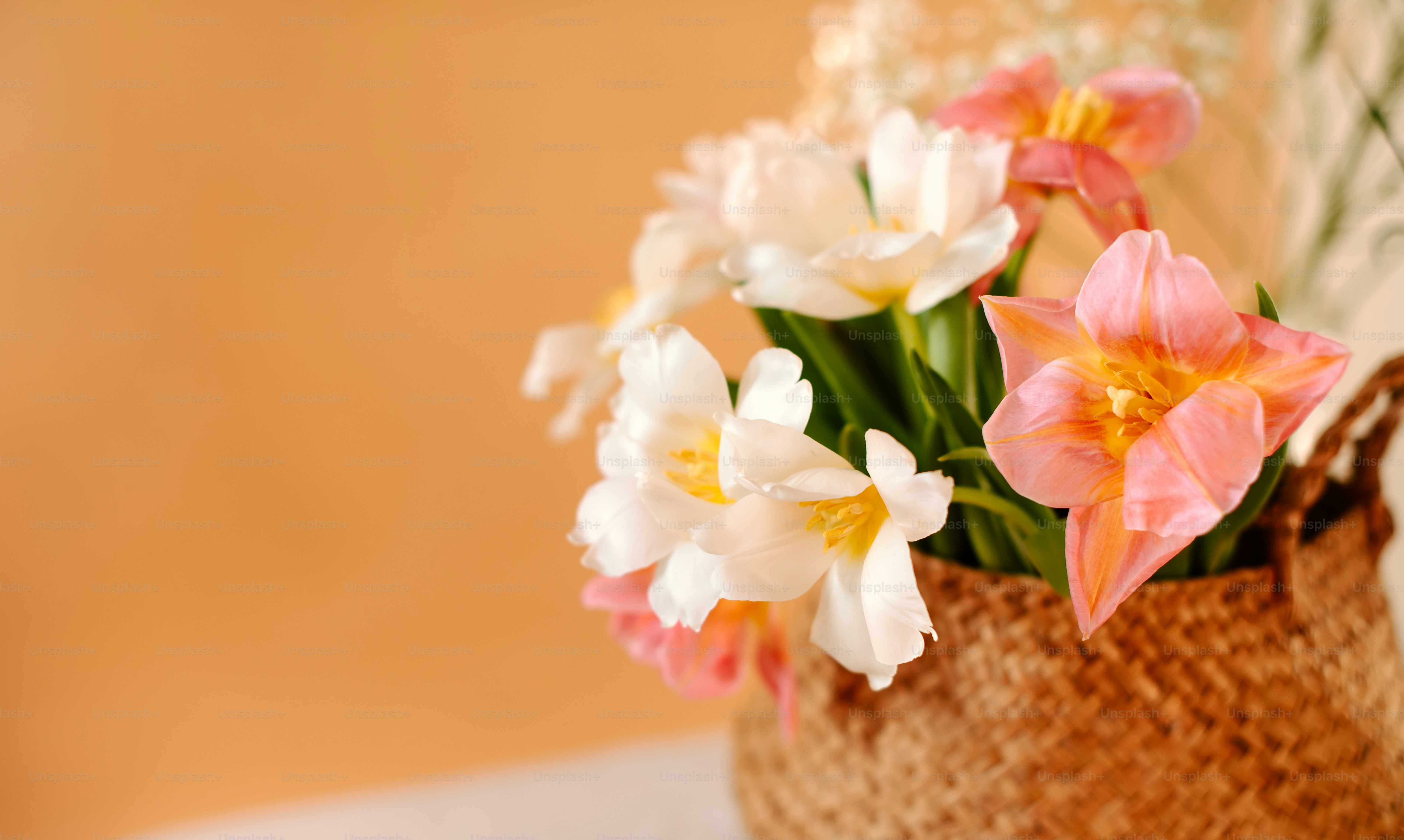 Una canasta llena de flores sentada encima de una mesa
