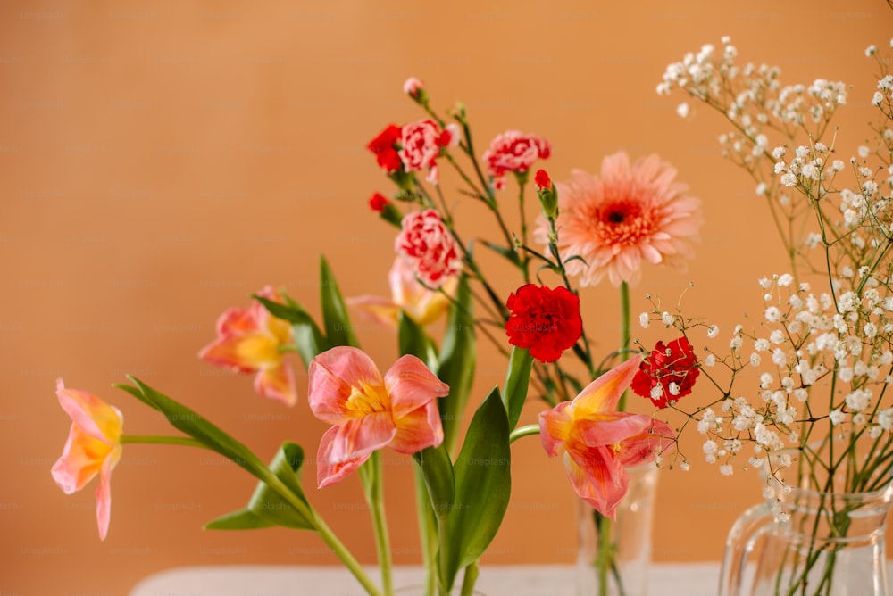 un gruppo di vasi pieni di diversi tipi di fiori