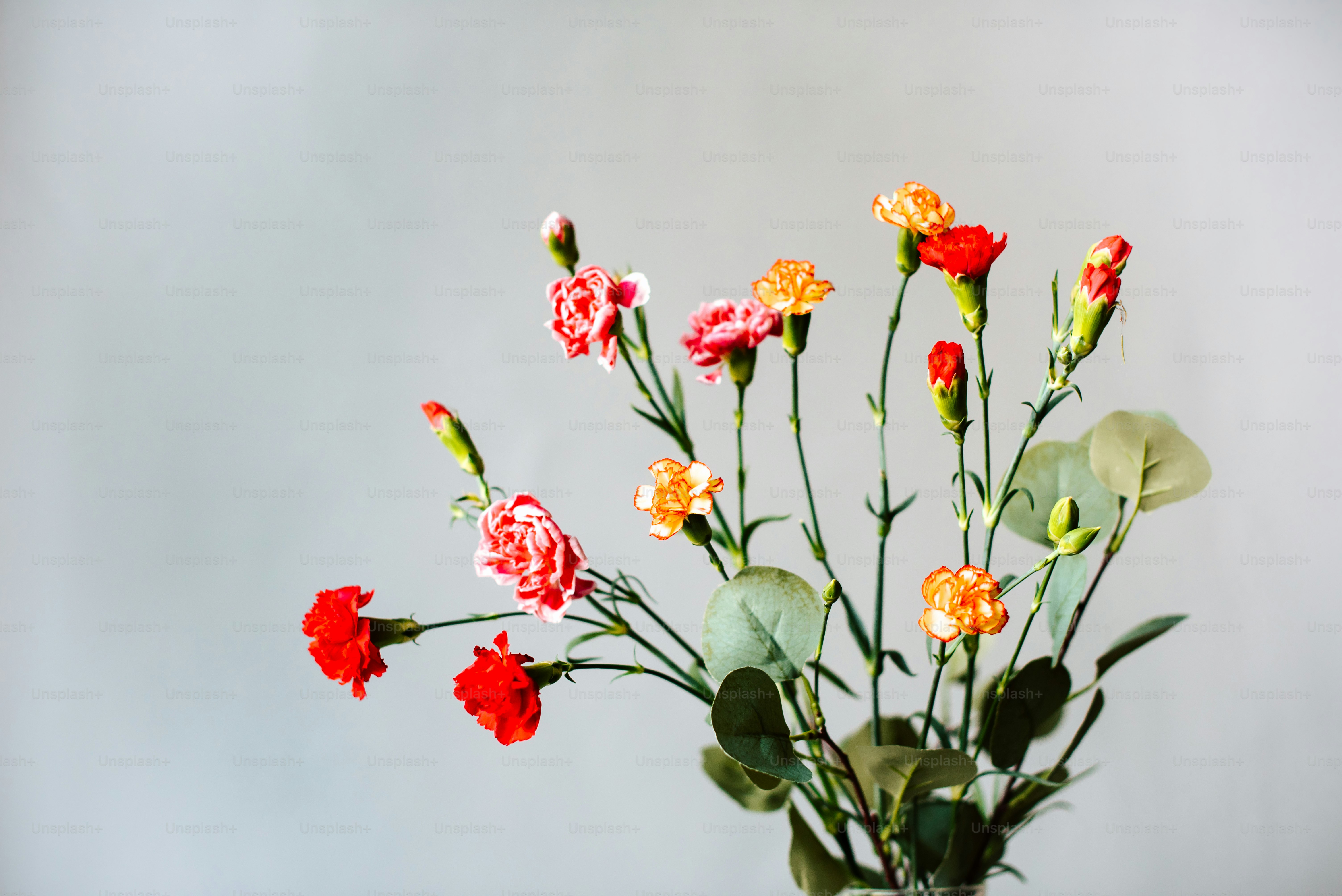 eine Vase gefüllt mit roten und gelben Blumen