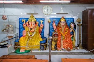 a couple of statues of lord ganesh and goddess ganesh