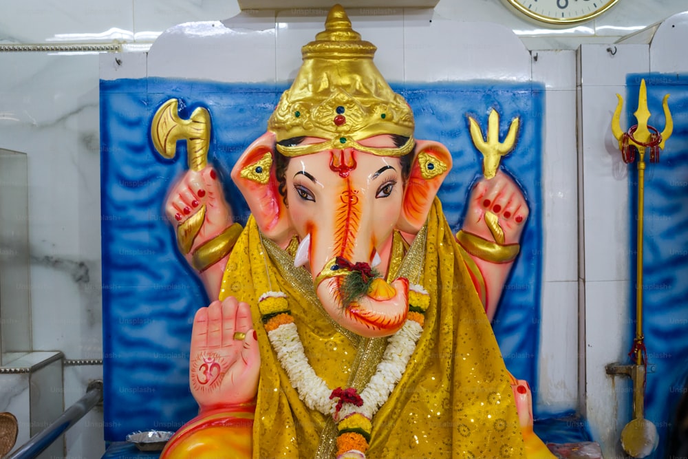 Una statua di un elefante con una testa d'oro