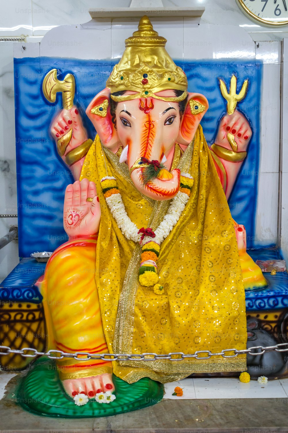 una statua di un elefante con una corona sulla testa