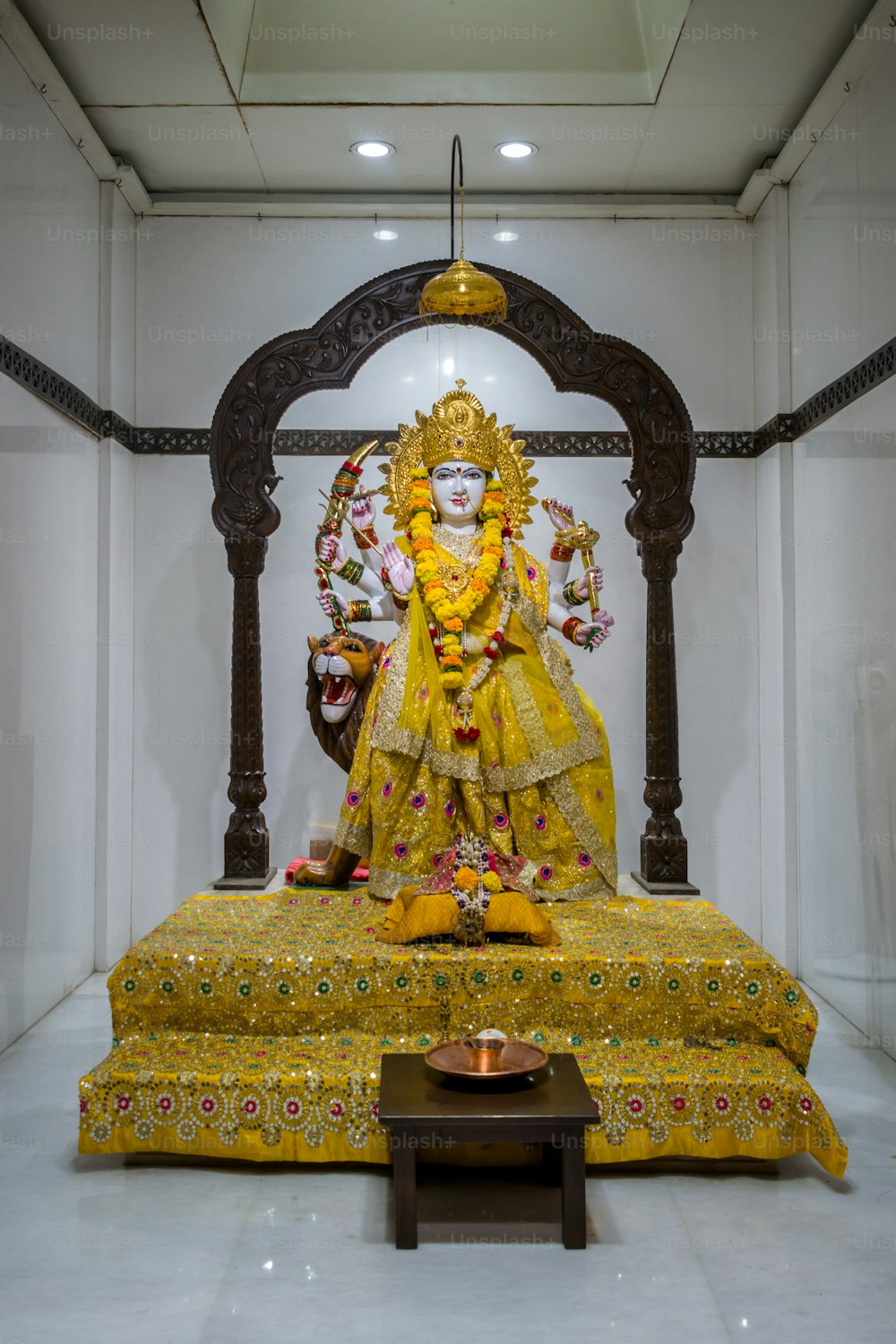 uma estátua de um deus hindu em uma sala