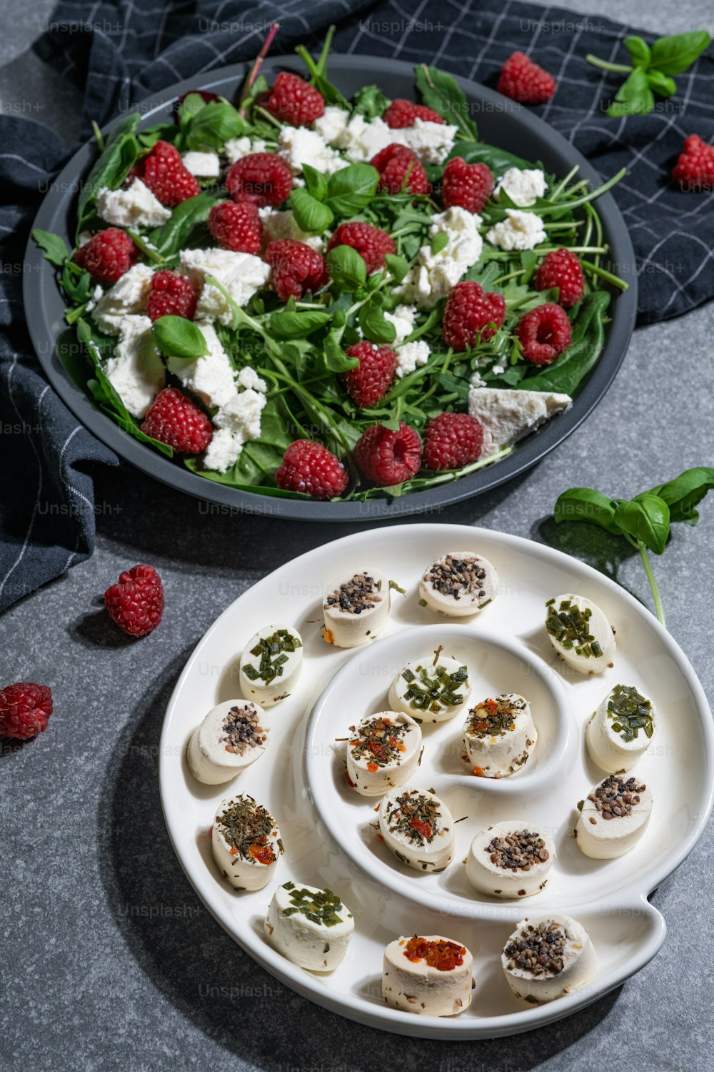 une assiette d’entrées et un bol de salade