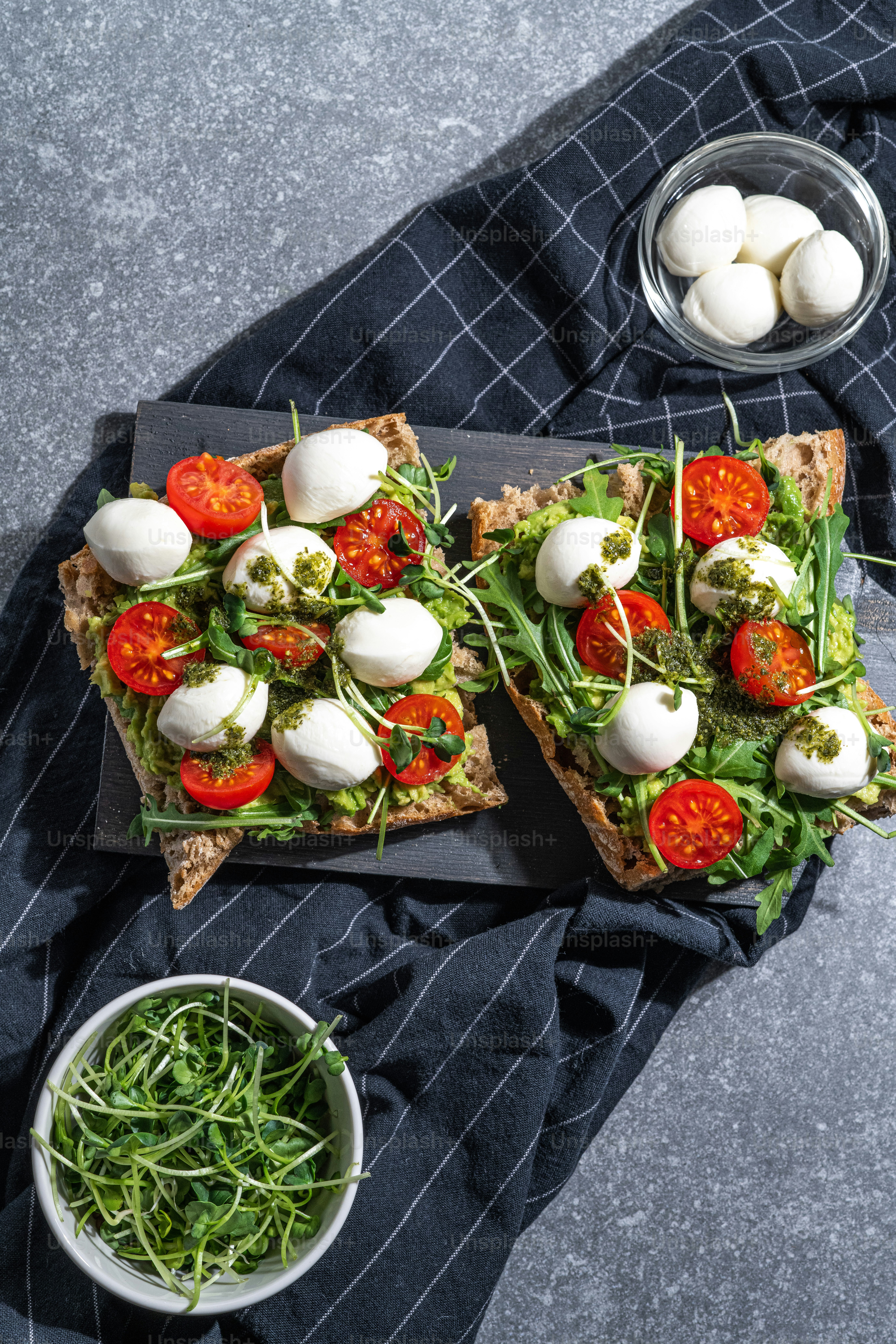 a couple of slices of pizza sitting on top of a table