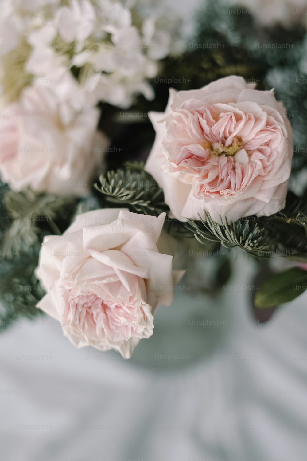 un vase rempli de fleurs roses et blanches