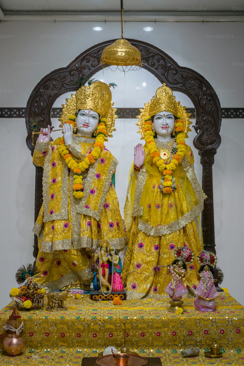 una estatua de dos personas vestidas de amarillo