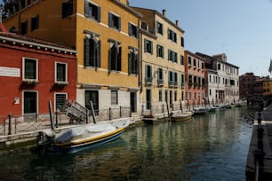 una fila di edifici accanto a uno specchio d'acqua