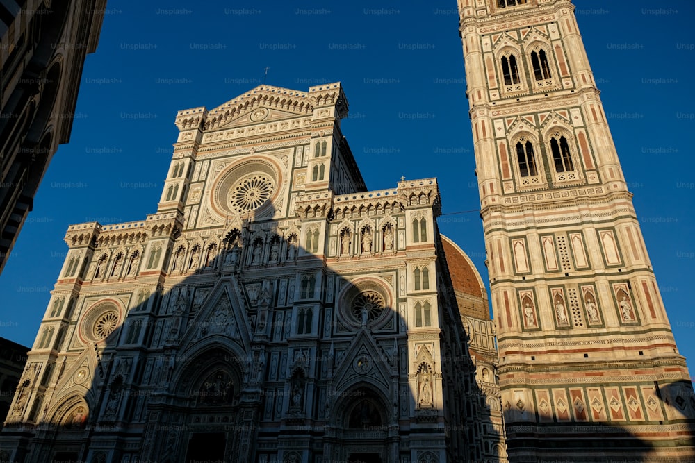 Una cattedrale molto alta con un orologio sul lato