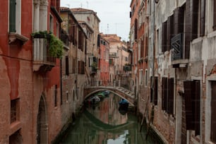 Ein schmaler Kanal, der zwischen zwei Gebäuden in einer Stadt verläuft