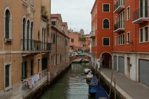 Un canale stretto in una città accanto a edifici alti