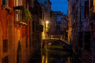 Un canale stretto in una città di notte