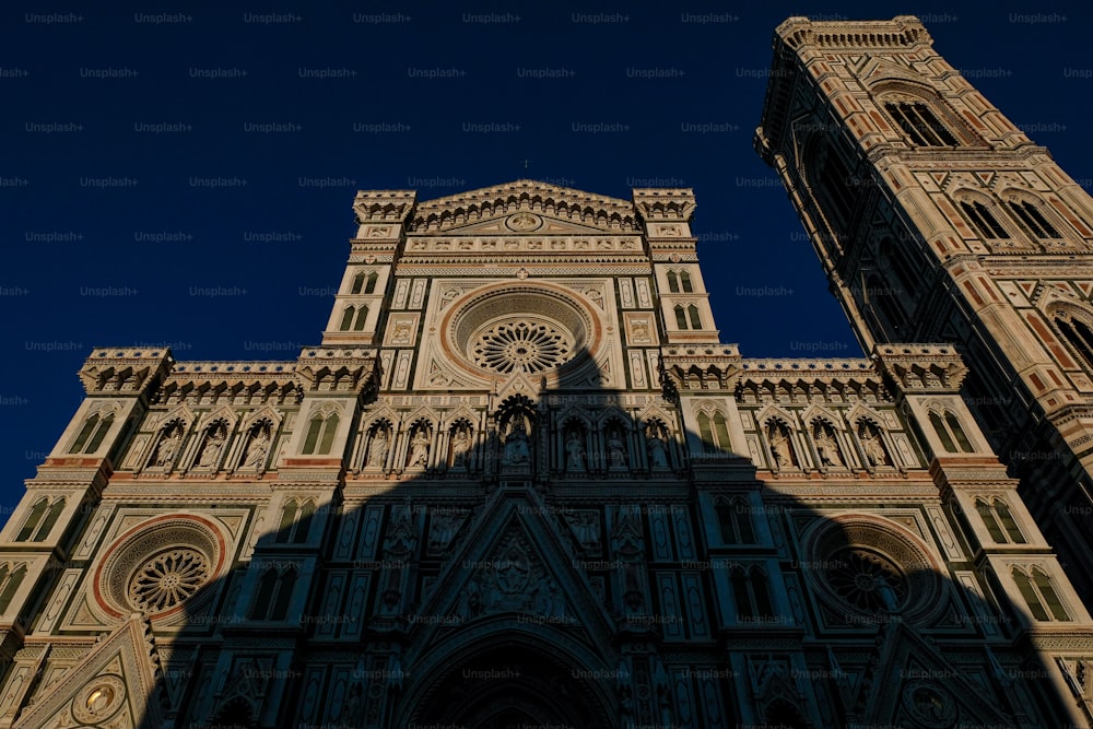 La sombra de un campanario de iglesia contra un cielo azul