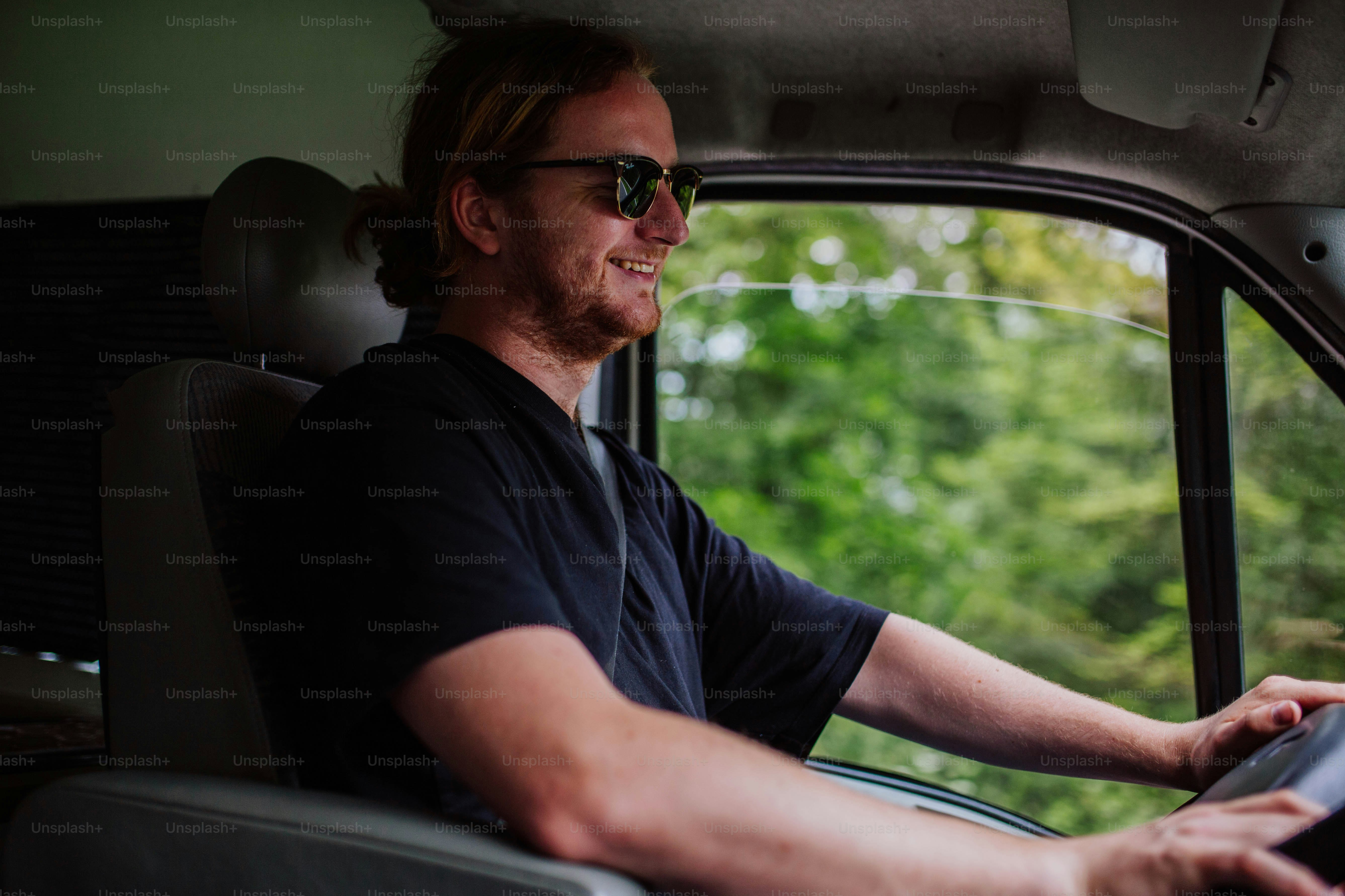 Ein Mann sitzt auf dem Fahrersitz eines Lastwagens