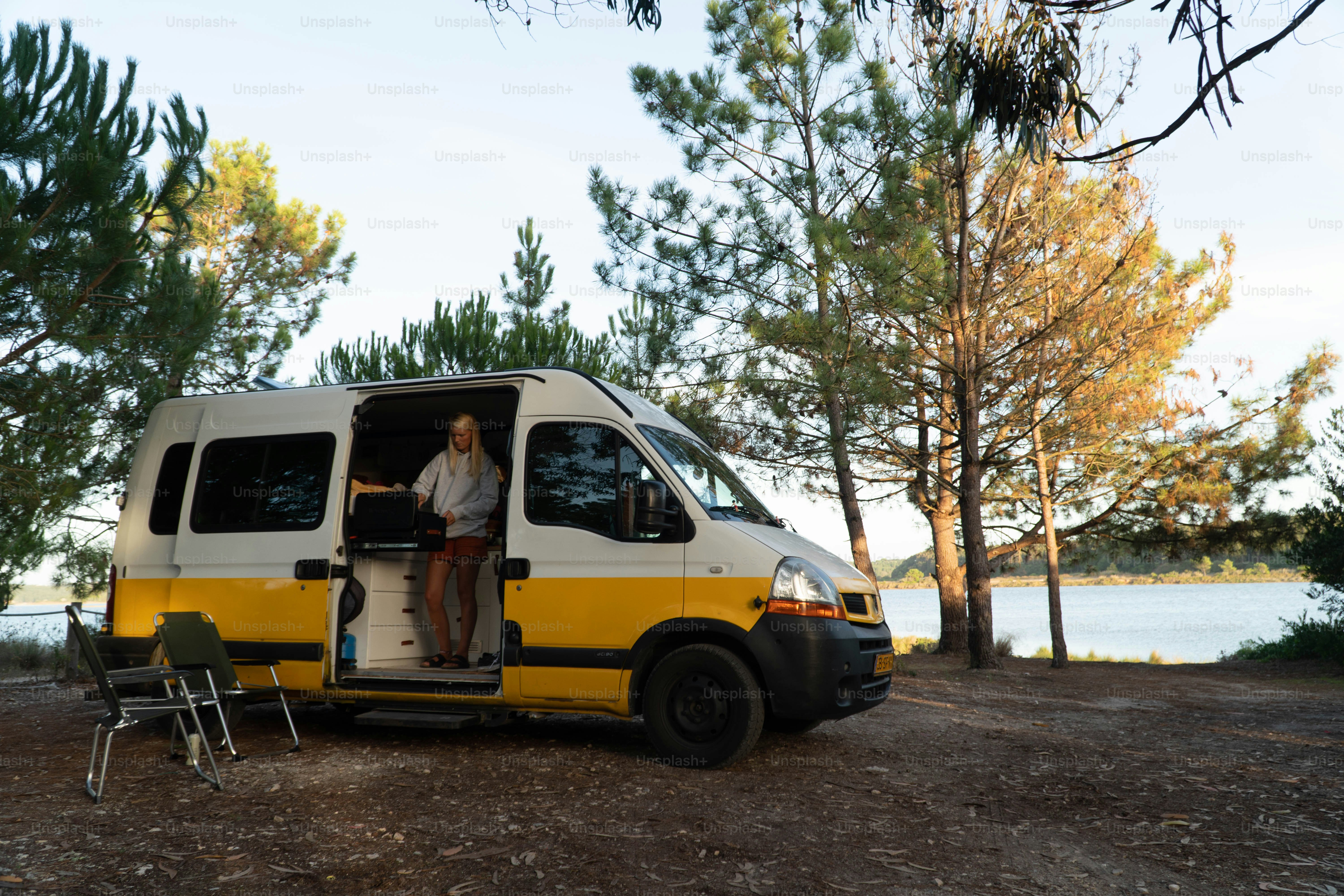 Eine Frau steht in der offenen Tür eines Lieferwagens