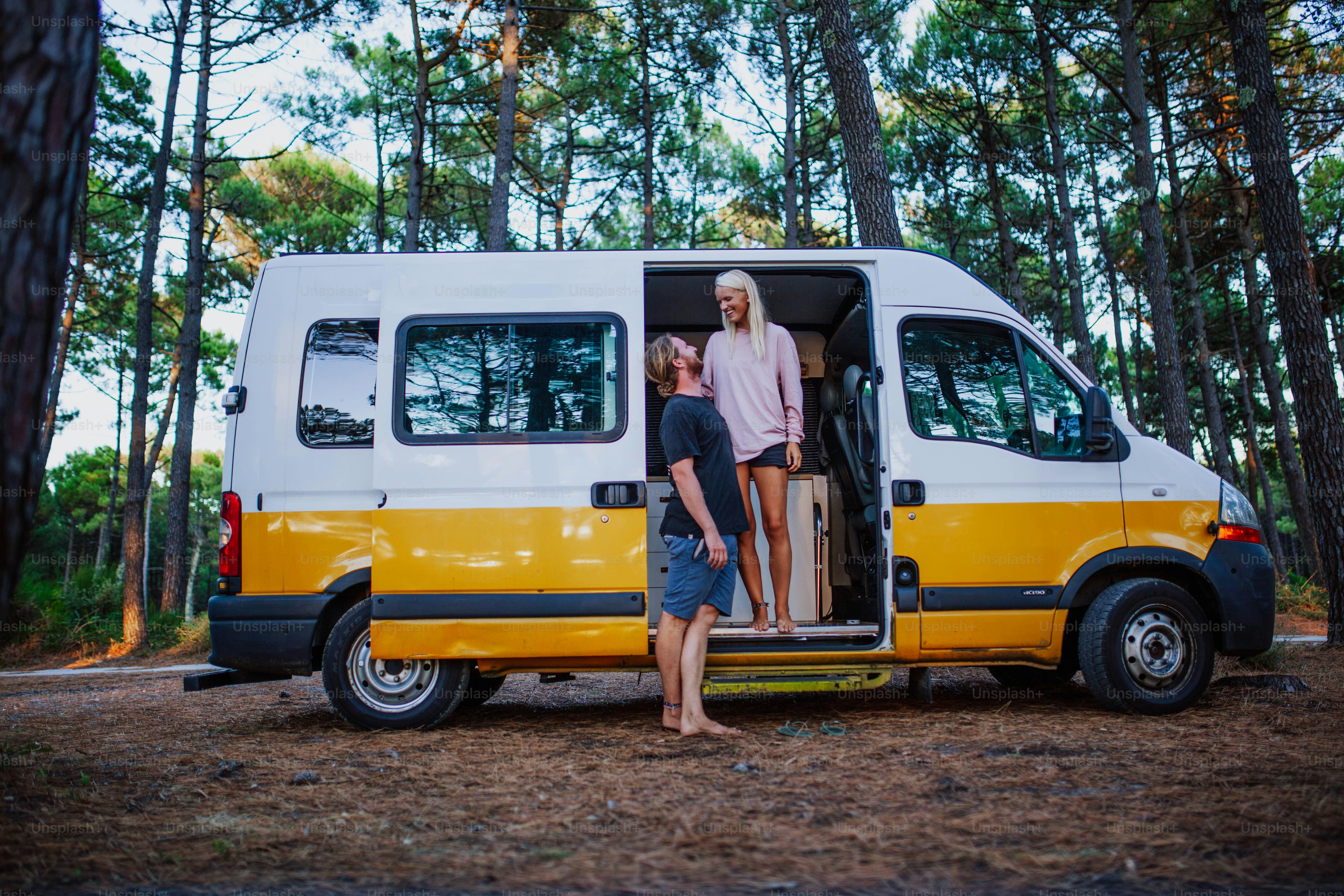 Ein Mann und eine Frau stehen in der offenen Tür eines Lieferwagens
