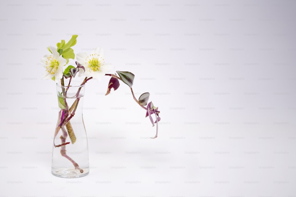 テーブルの上に花でいっぱいのガラスの花瓶