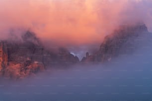 Una montaña cubierta de un cielo cubierto de nubes