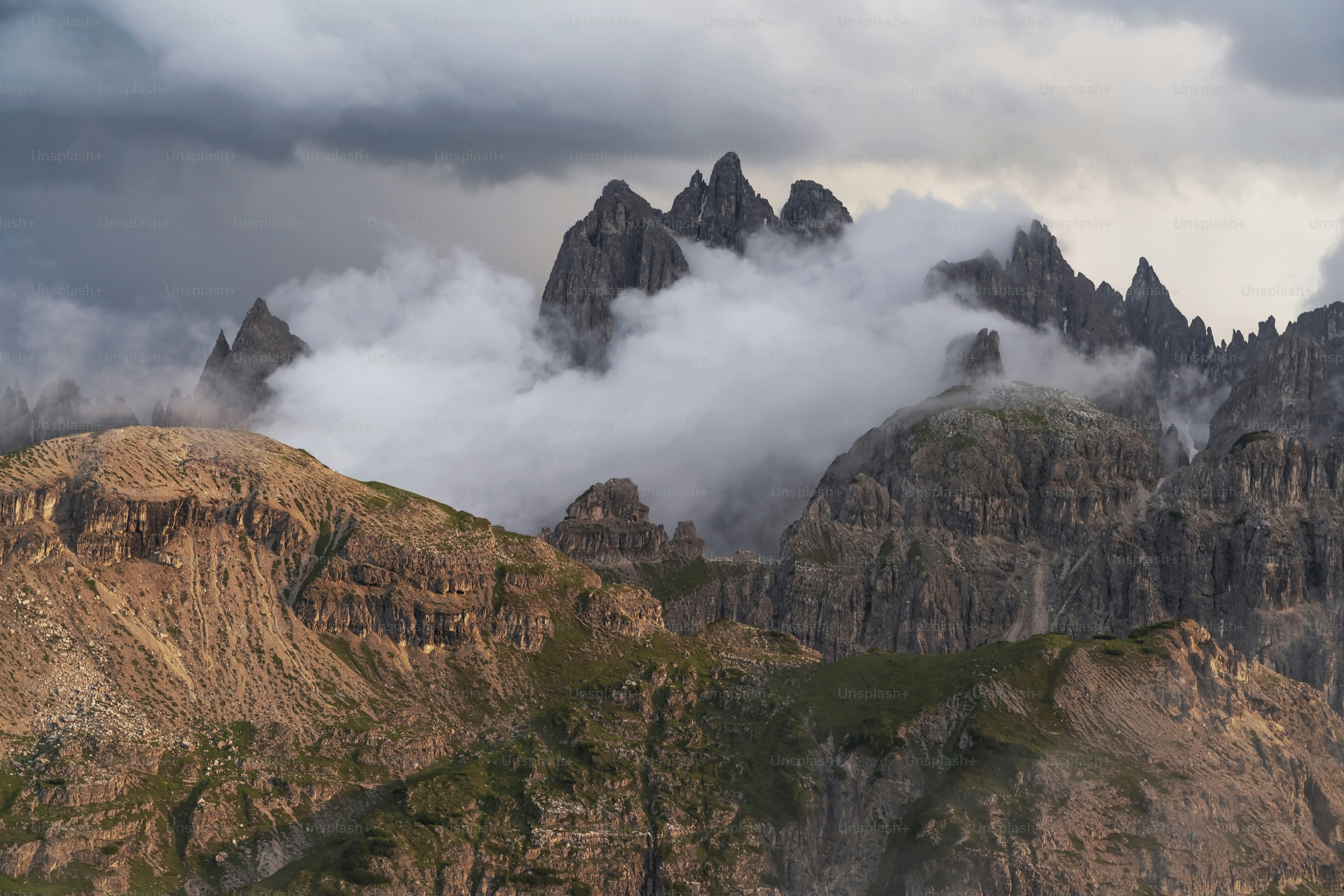 une chaîne de montagnes couverte de nuages et de brouillard