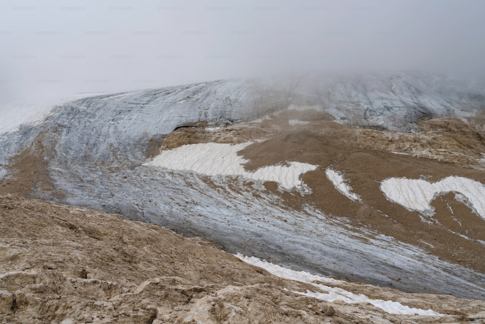 曇りの日の雪と氷に覆われた山