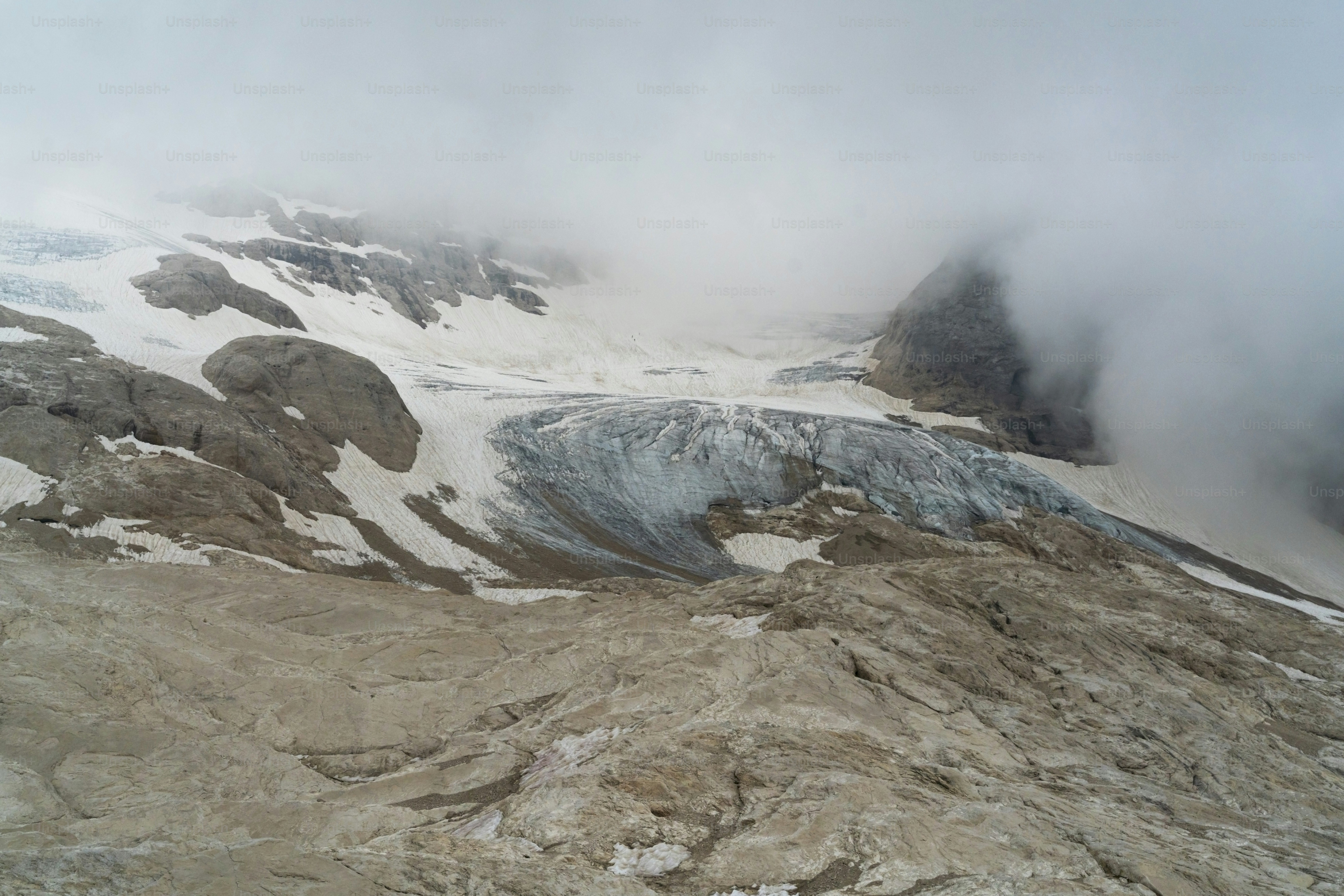 une montagne couverte de neige et de nuages par temps nuageux