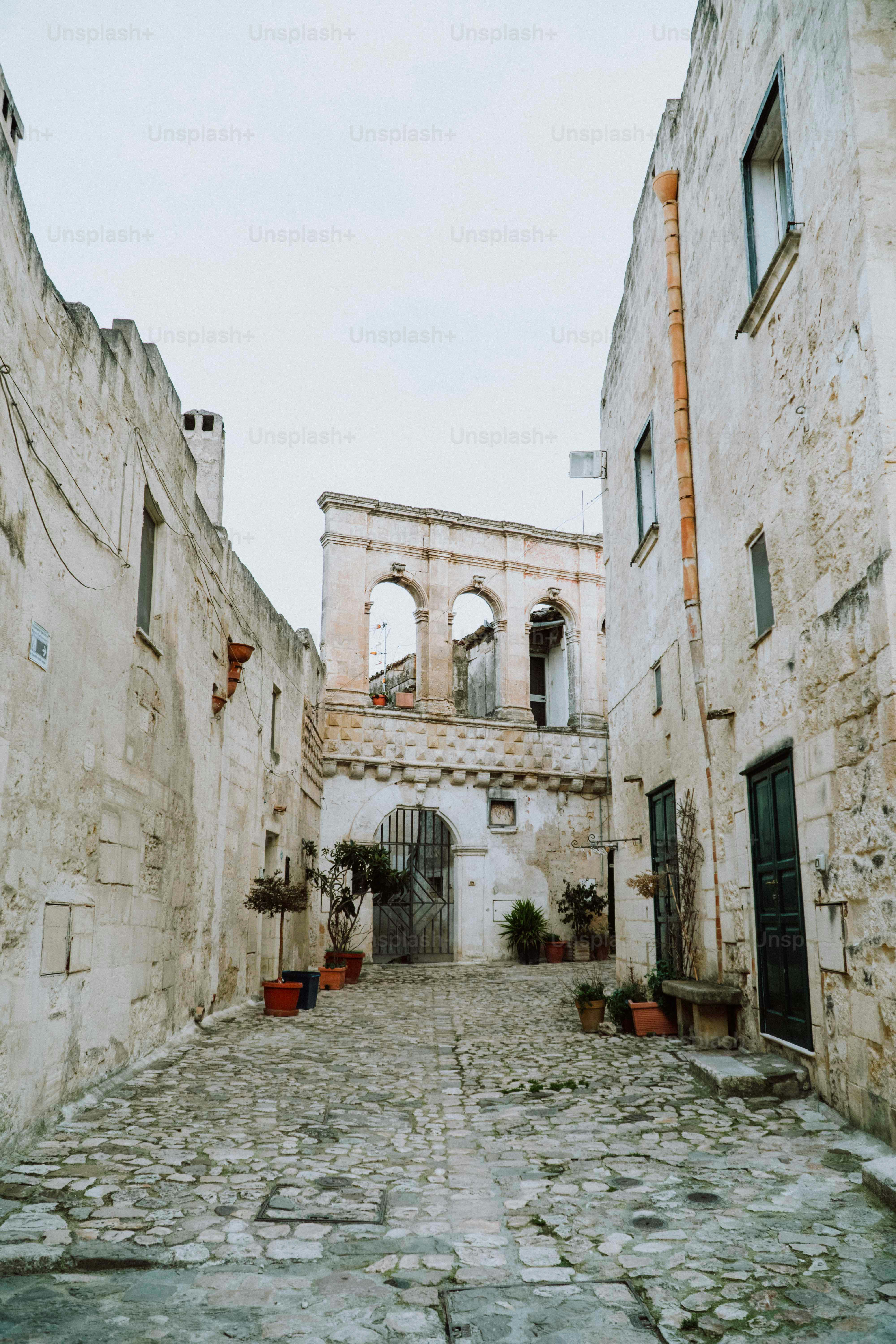 建物や鉢植えが立ち並ぶ石畳の通り
