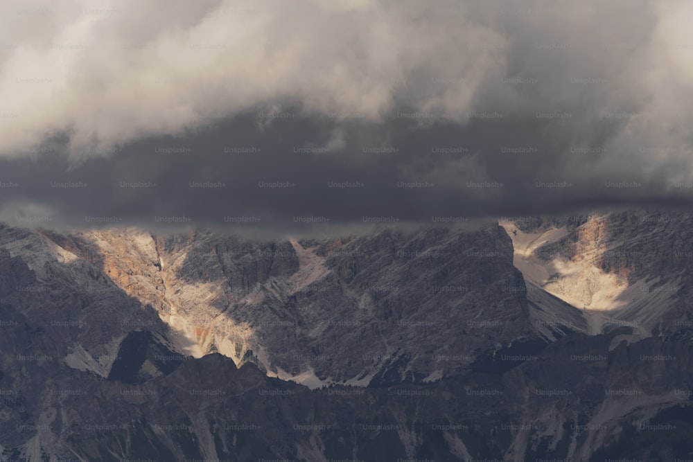 Vue d’une chaîne de montagnes sous un ciel nuageux