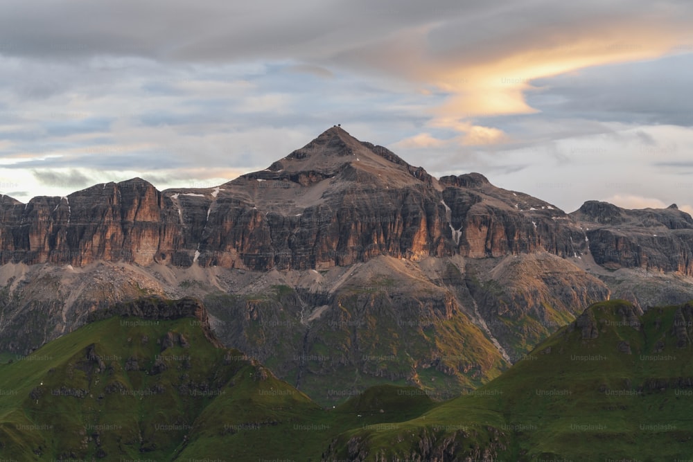 Un groupe de montagnes avec un fond de ciel