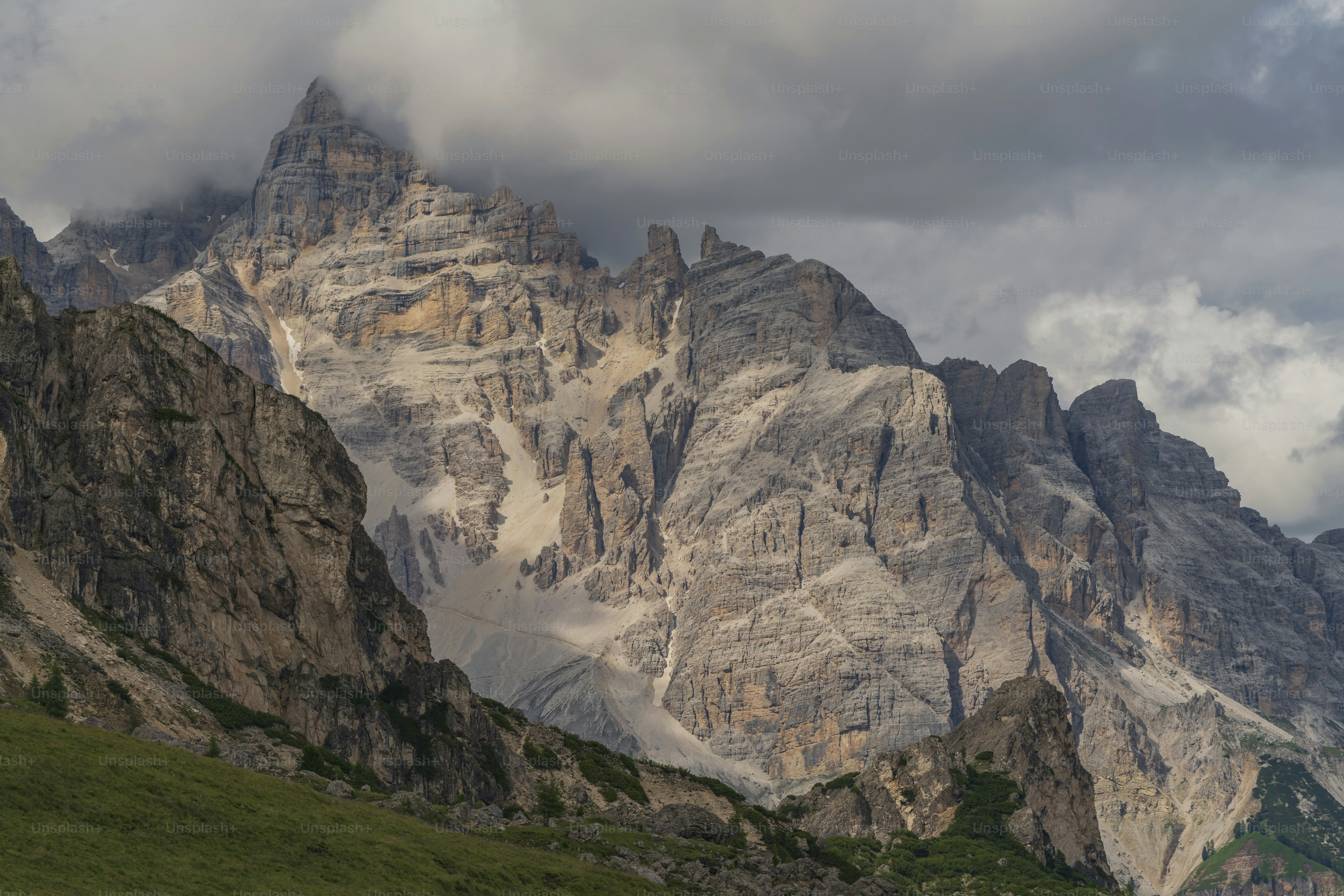 Una cadena montañosa con algunas nubes en el cielo