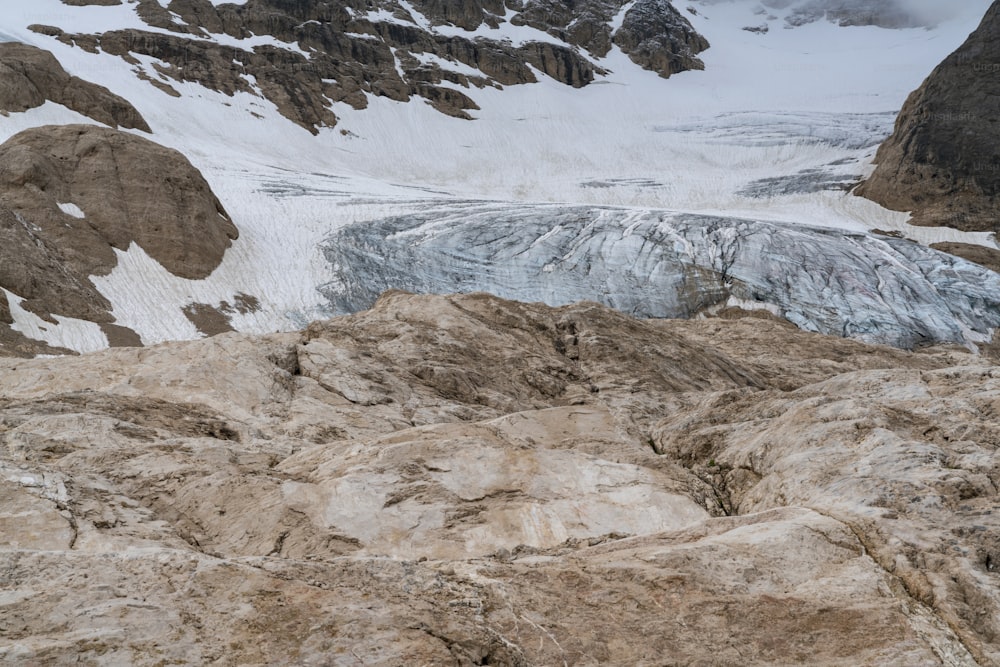 Une montagne avec un glacier en arrière-plan