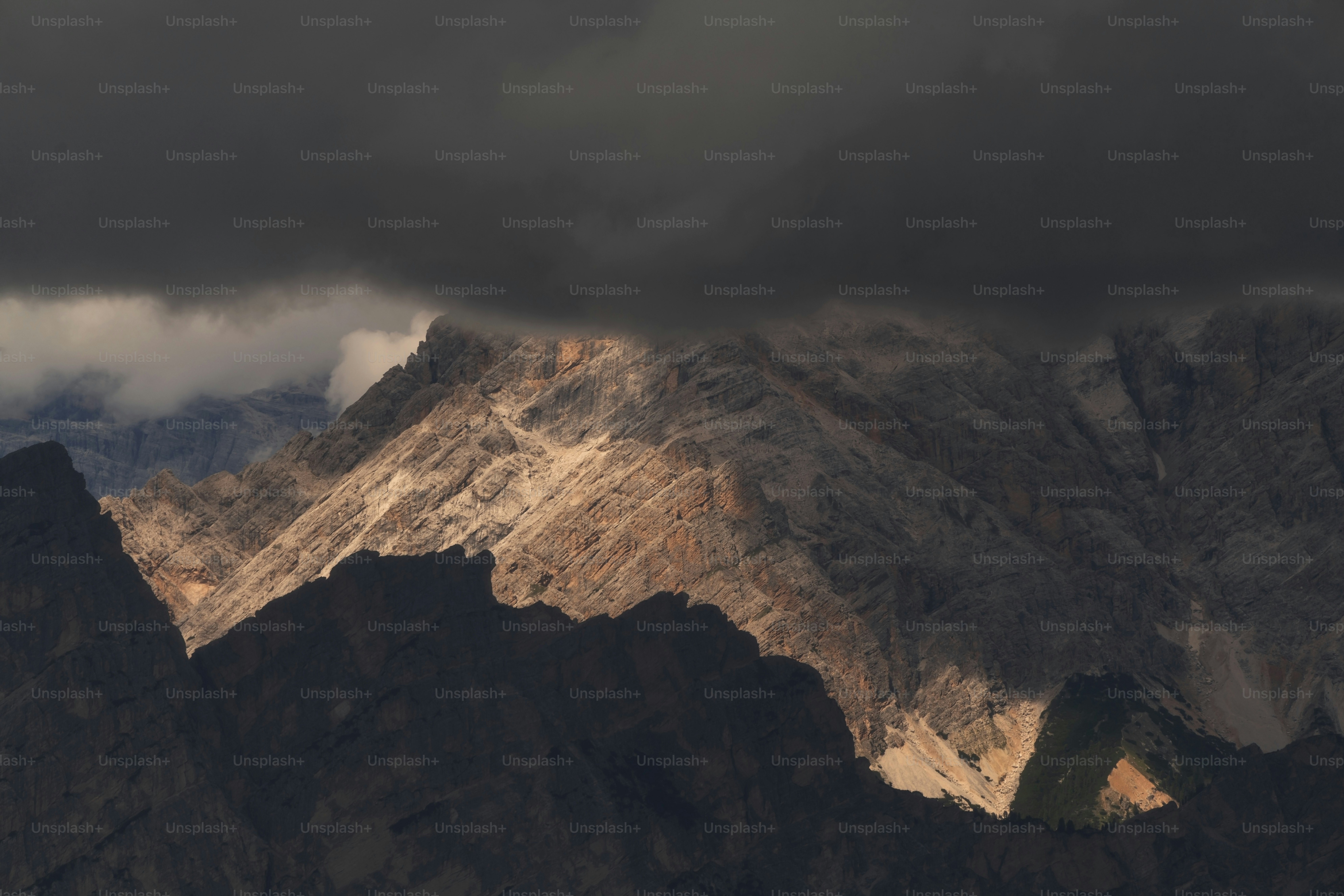 Blick auf eine Bergkette unter bewölktem Himmel
