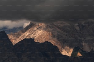 Una vista de una cadena montañosa bajo un cielo nublado