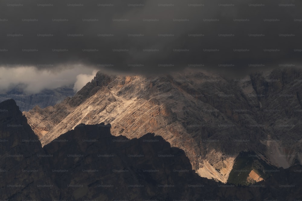 Una vista de una cadena montañosa bajo un cielo nublado