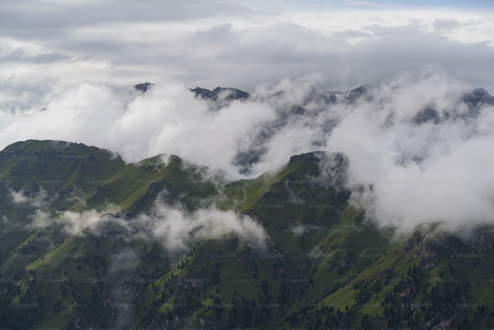 Una vista de una cadena montañosa cubierta de nubes