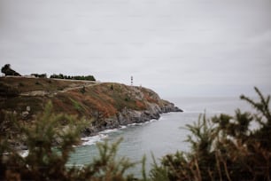 Ein Leuchtturm auf einer Klippe mit Blick auf den Ozean
