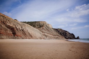 절벽을 배경으로 한 모래 해변