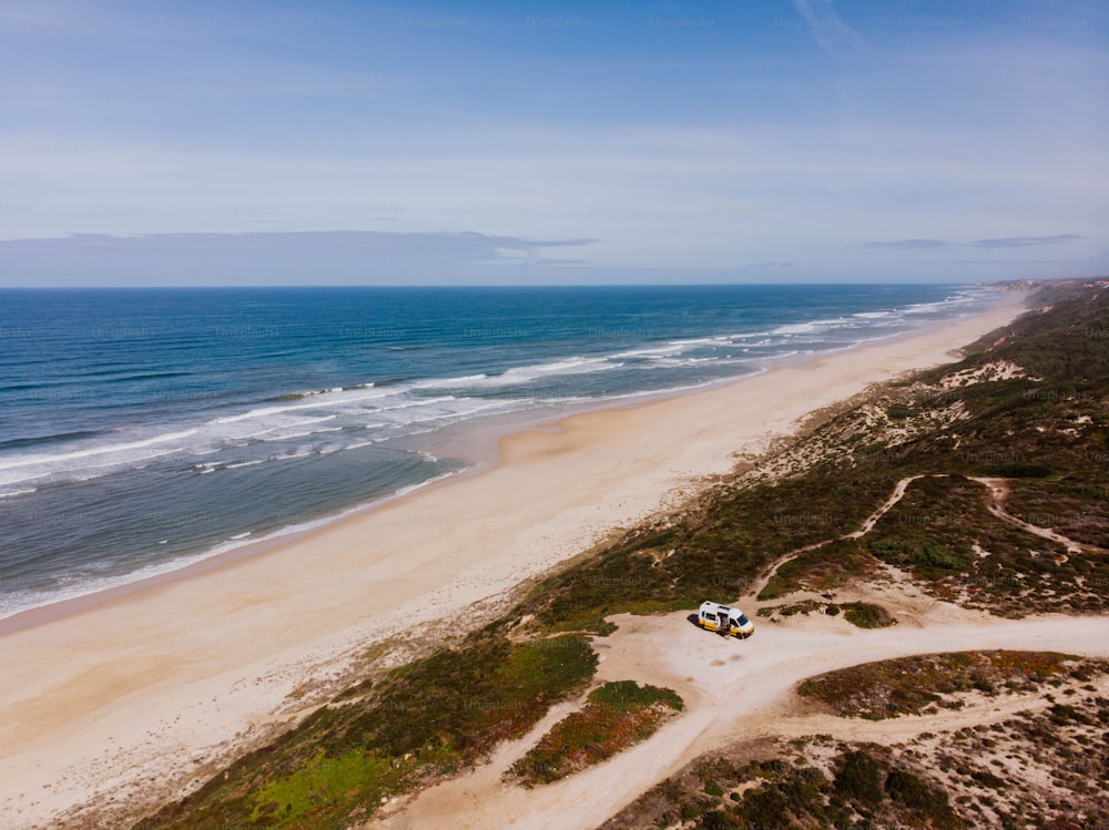 Una vista aérea de una playa de arena y el océano