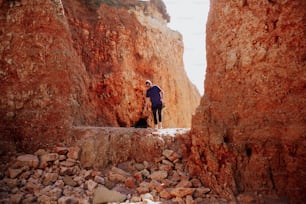 Un uomo in piedi tra due grandi rocce