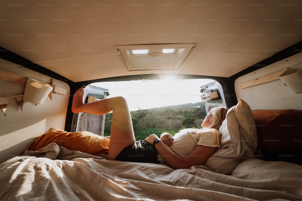 Ein Mann liegt in einem Bett auf der Ladefläche eines Lastwagens
