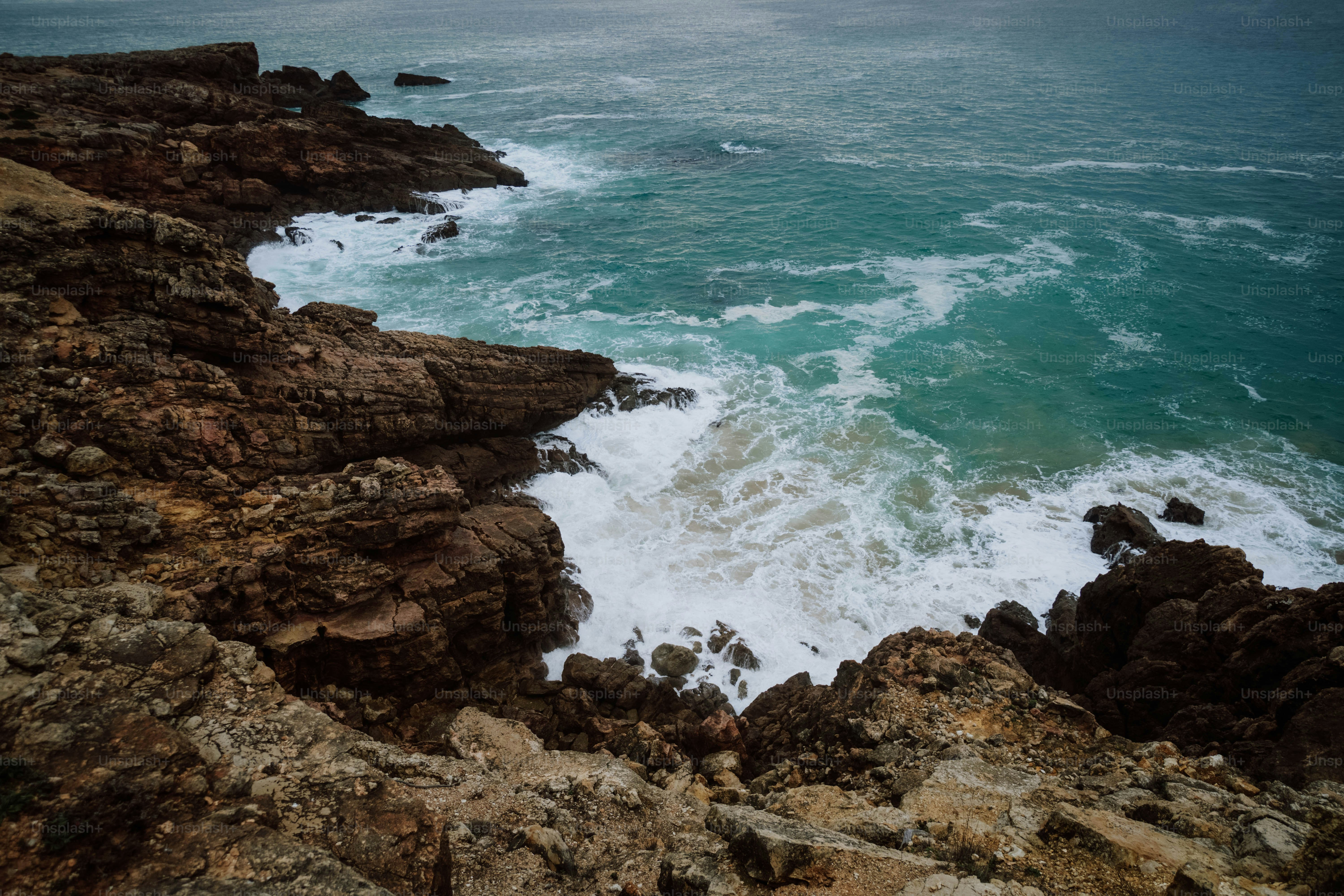 Blick auf das Meer von einer felsigen Klippe