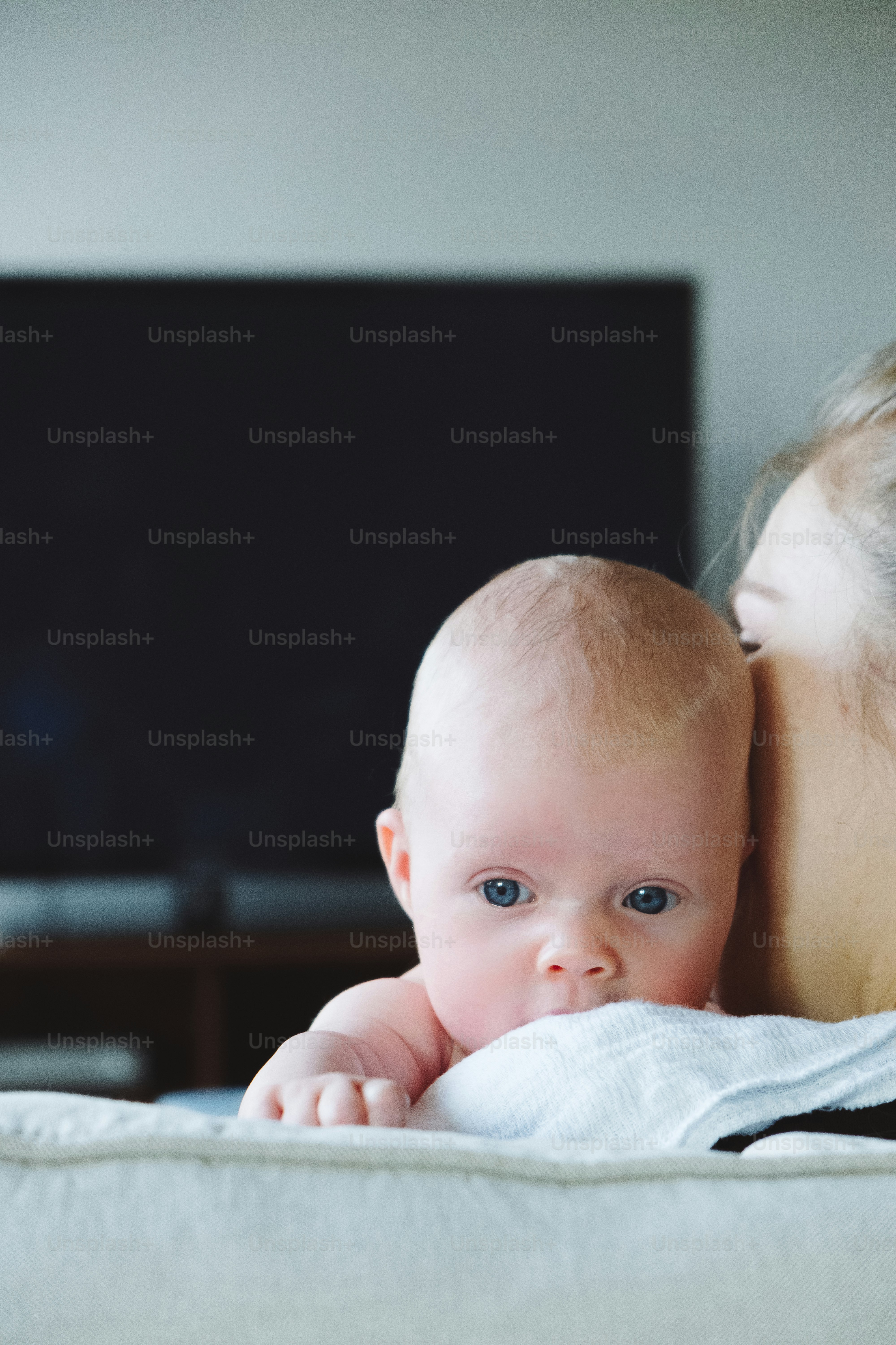 Une femme tenant un bébé dans ses bras