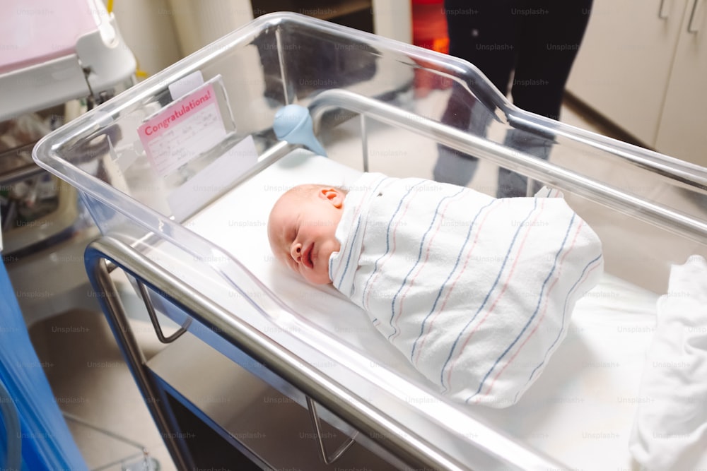 Un bambino giace in un contenitore di plastica