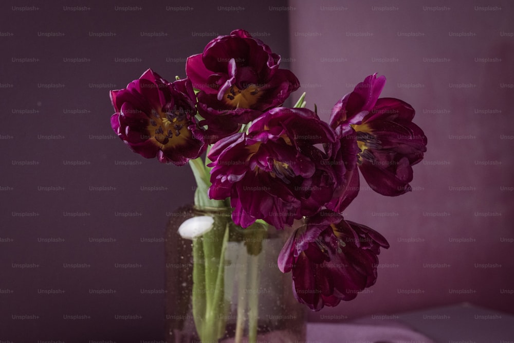テーブルの上に紫色の花がいっぱいの瓶