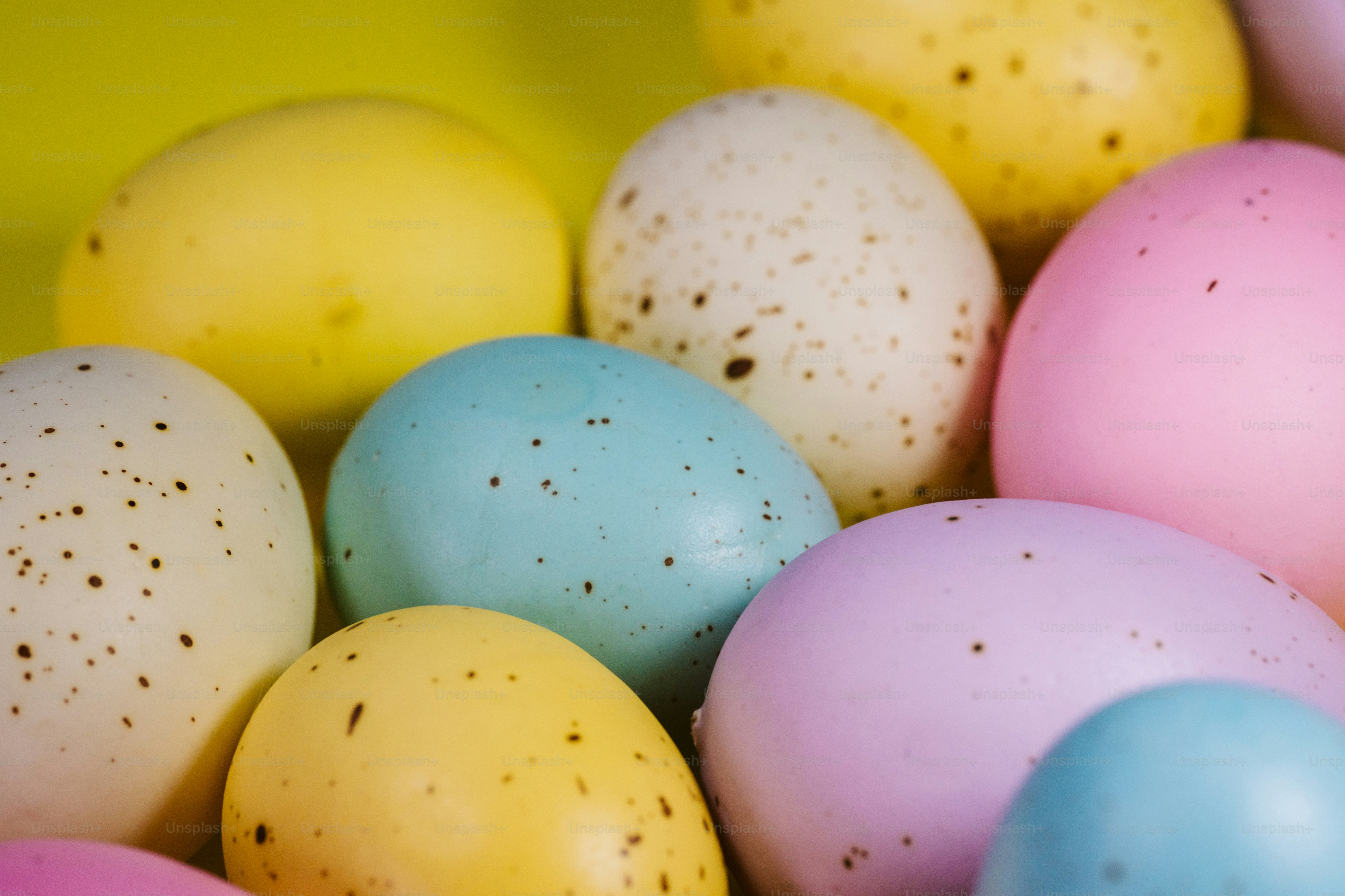 A bunch of eggs with speckles on them photo Ostern Image on Unsplash