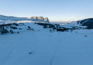 une vue d’une piste de ski avec une montagne en arrière-plan