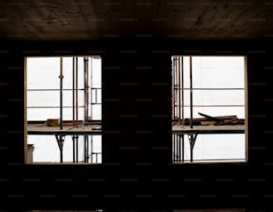 Dos ventanas en una habitación oscura sin cortinas